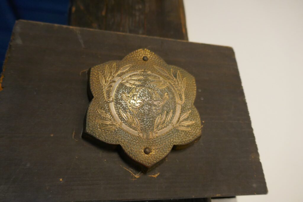 竹に雀の錺金物