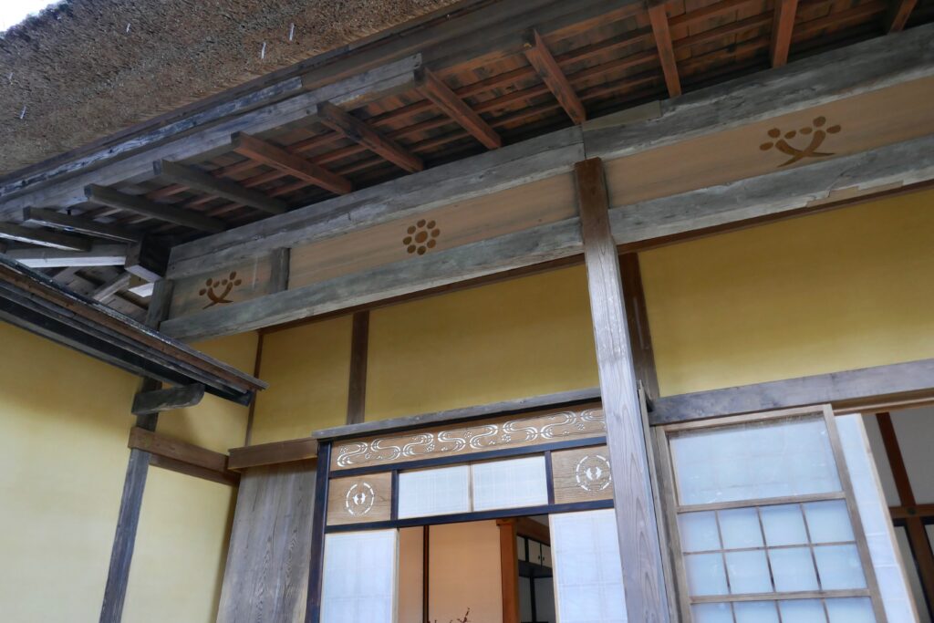 外側から付書院部分を眺める。丸に違い丁子紋が見られる