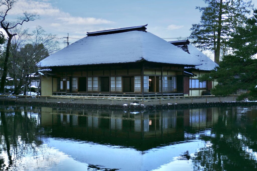庭園から眺める旧有備館