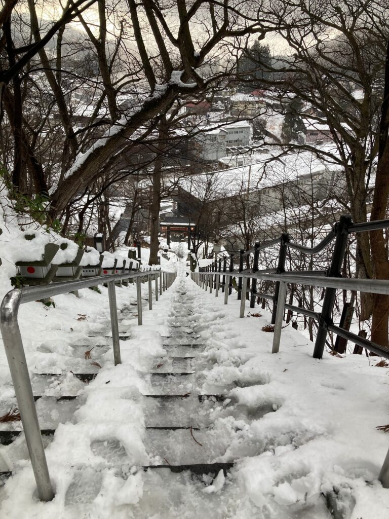 参道階段を登りきってから振り返る