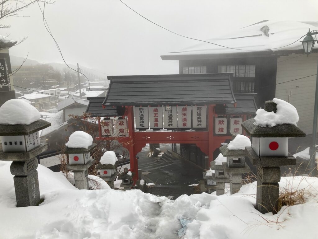 少し登ってから振り返って、表参道門を見る